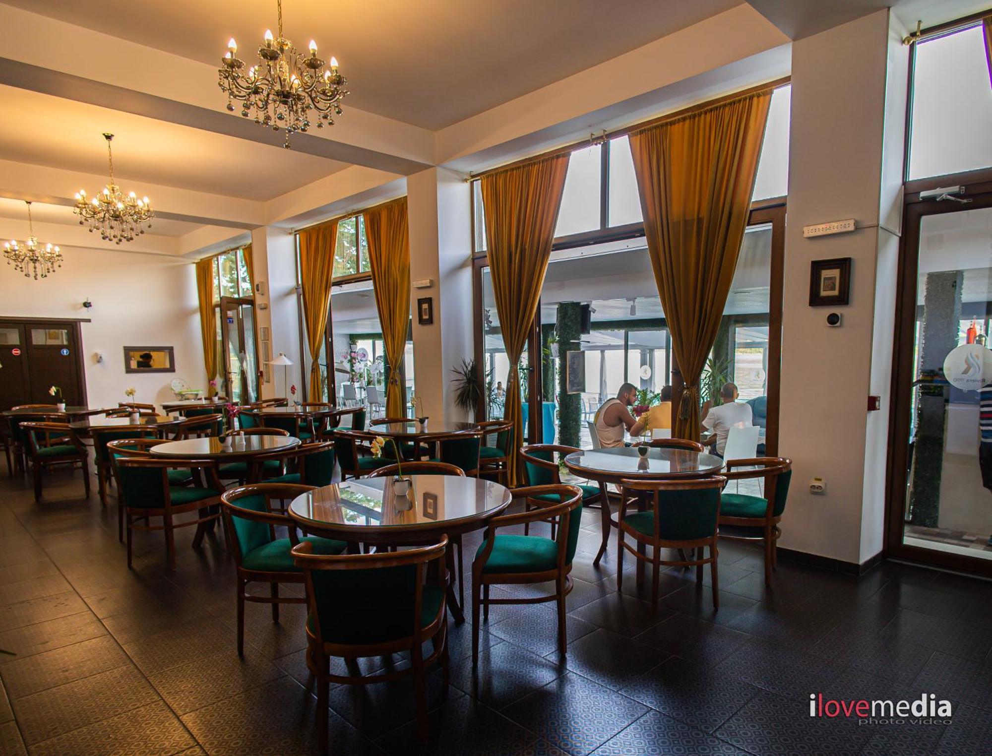 Riviera 990 - Resort & Restaurant เอเชลนิทซา ภายนอก รูปภาพ